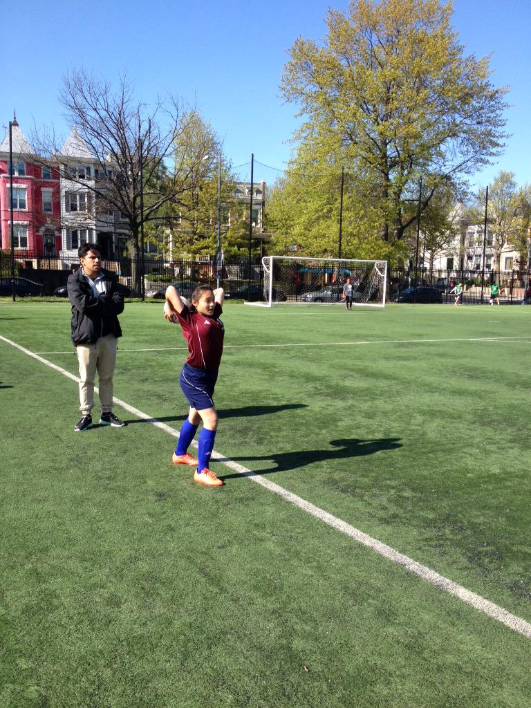 DCSCORES's tweet photo. .@ChavezPrep_NW vs. Lincoln girls' game is intense! You go girls! #DCSGameDay http://t.co/XtYNxy0mlv