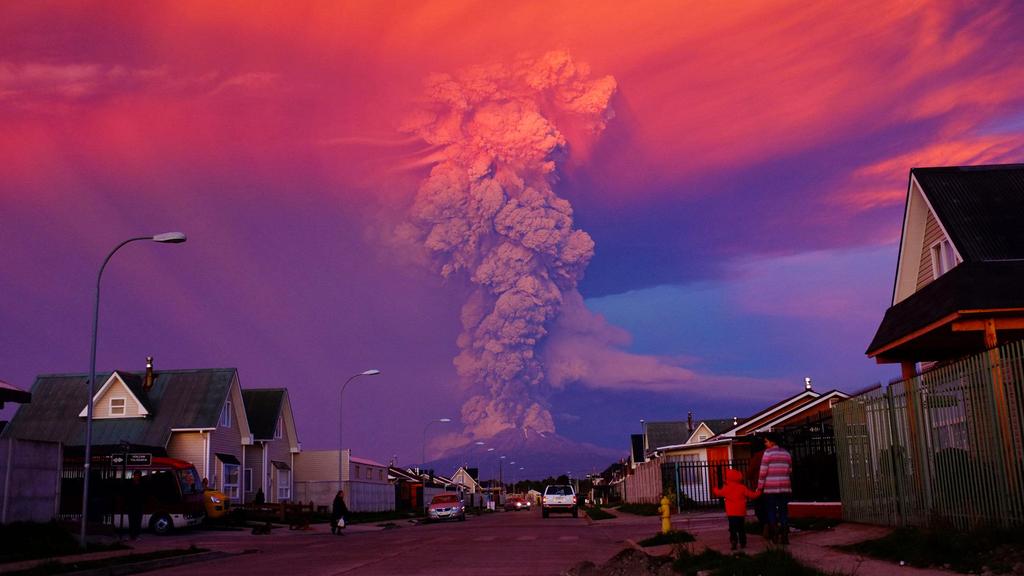 Telemundo's tweet photo. El #volcán #Calbuco o el Día de la Tierra forman parte de las fotos memorables de la semana → http://t.co/7yqBGfMnZK http://t.co/CczrwJNUi8