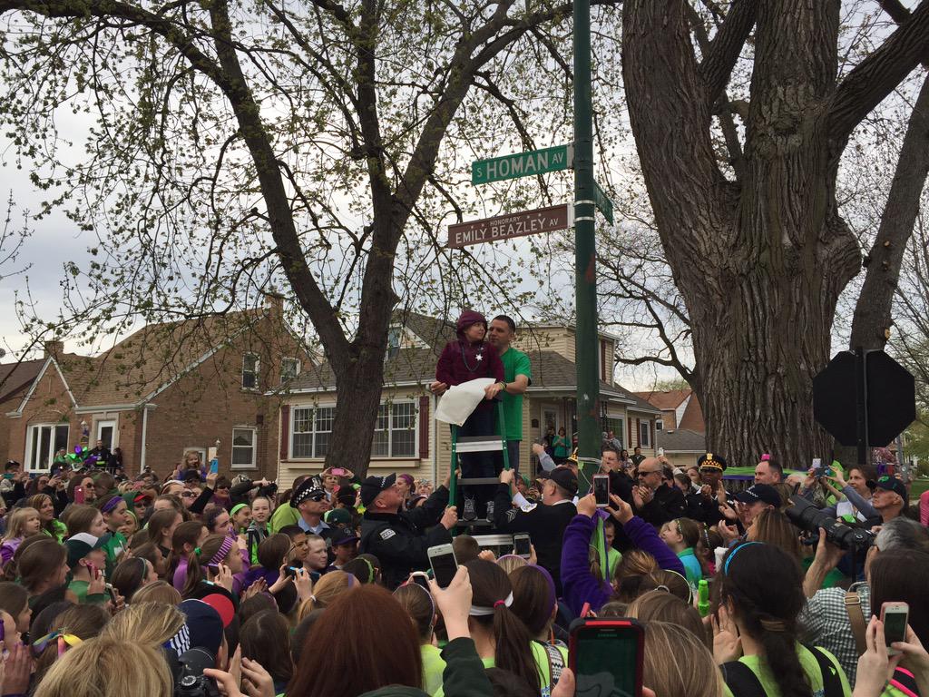 MaiReports's tweet photo. #EmilyBeazley &amp; her father unveil new street sign dedicated in her honor at 108th &amp; Homan. #emilystrong http://t.co/bX5OFaH8oP