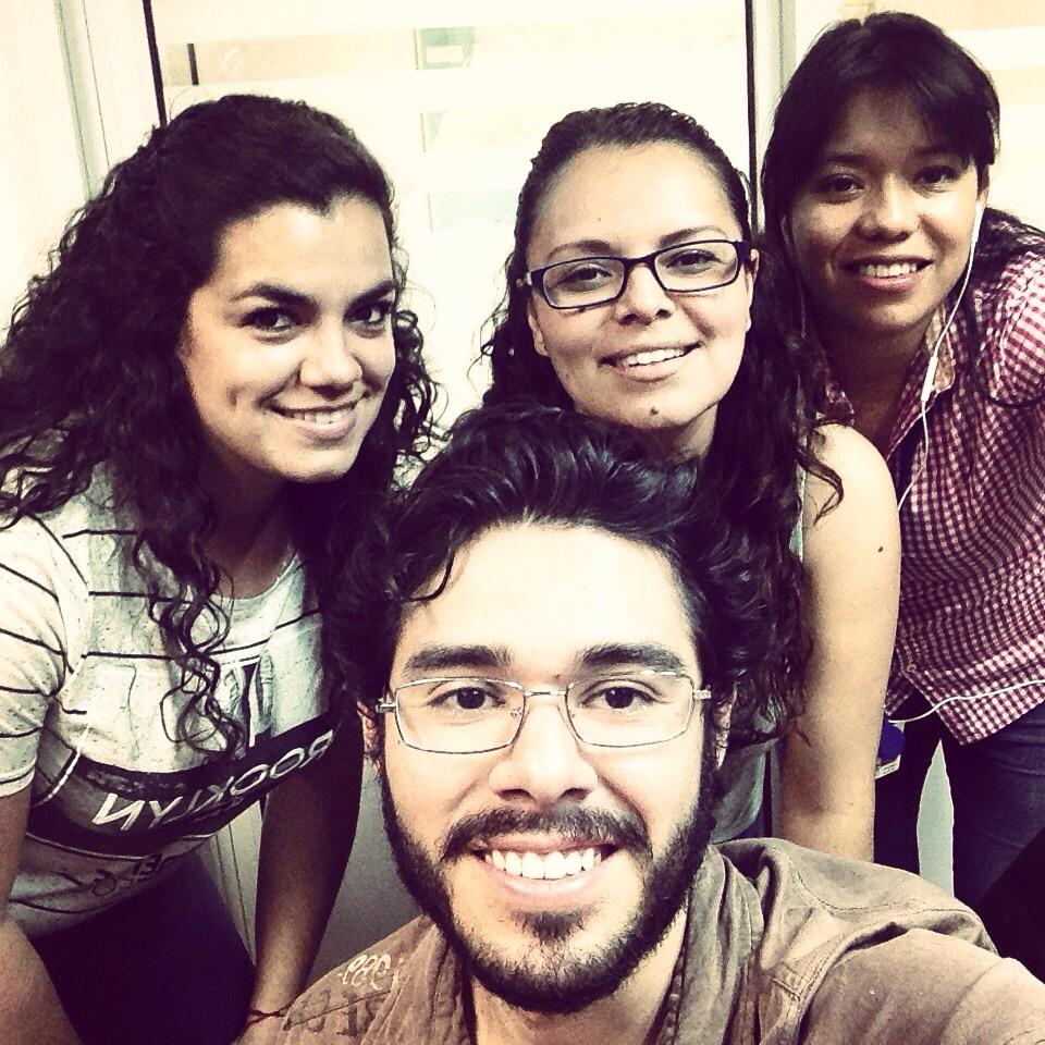 aioriadeleo's tweet photo. Aquí disfrutando del viernes en la oficina. http://t.co/dwUiuCph9Y
