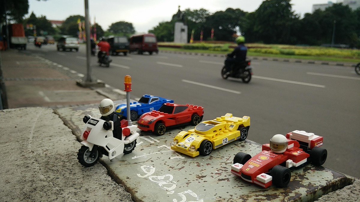 iwanr's tweet photo. Shell V-Power LEGO® berkeliling ke Tugu Tani Jakarta #ReadySetBuild @shellpromotions #ShellID http://t.co/qwgTcePjJo