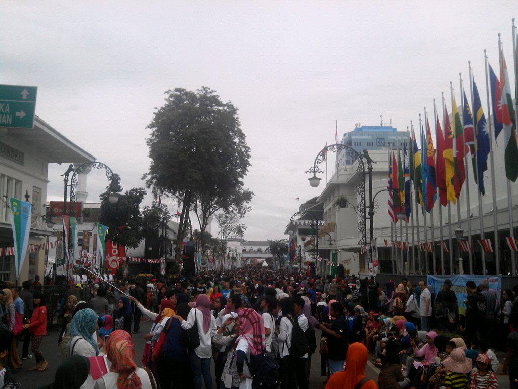 anom_mp's tweet photo. PIC: Kemeriahan di jalan Asia Afrika #AAC2015 @Your_bandung @AACarnival2015 http://t.co/Uj9r0JoF8C