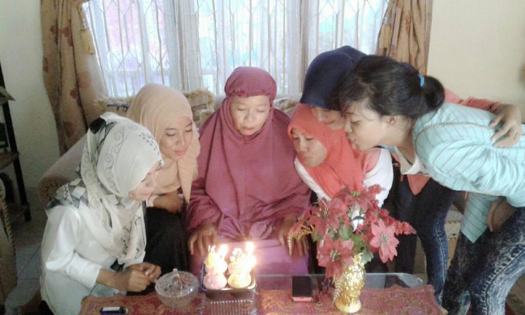 Windaprastiwi's tweet photo. Happy birthday yah cantik @Sushitini 👑🎉👸😘 http://t.co/NJhaQefRM1