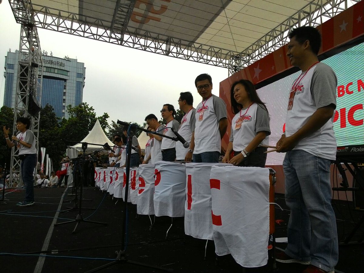 OCBC_Indonesia's tweet photo. Aktivitas CEO & BOD menabuh drum di acara #ONePICDay2015 http://t.co/OVVv5emMjm