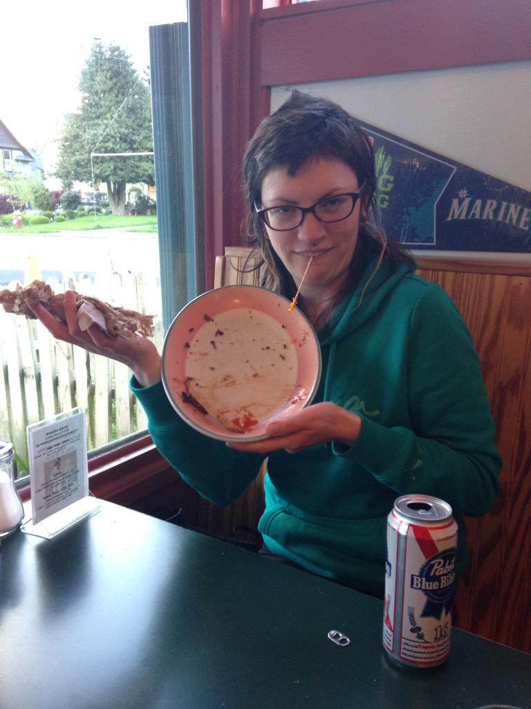 BenjaminMaki's tweet photo. A little bean with a big burger. #burgers #chickswhoeatbigburgers #bigbunsbigmeat #earthdaywastwodaysago http://t.co/5bmOkKQZ2j