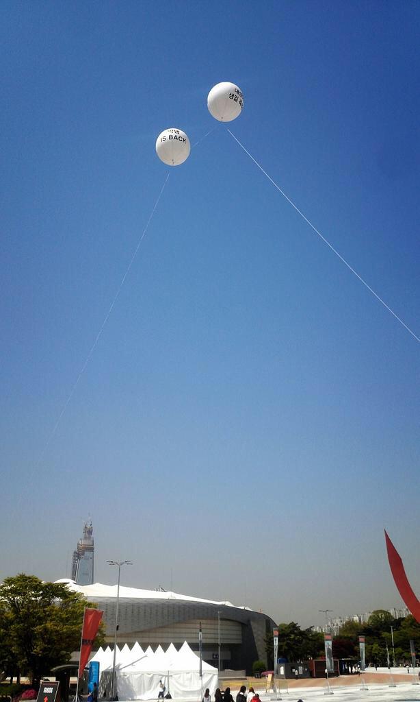 _bigbangfanbase's tweet image. [PICT] 150425 &quot;BIGBANG IS BACK&quot; and &quot;HAPPY BIRTHDAY DAESUNG&quot; balloons at Olympic Gymnastics Stadium (cr: High__Lite)