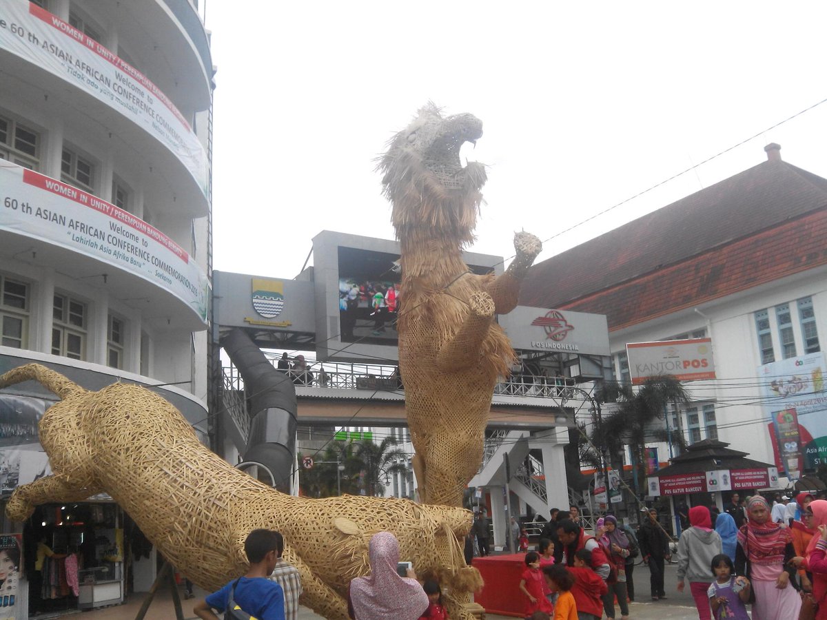 anom_mp's tweet photo. PIC: Rajutan sisingaan di jalan Asia Afrika #AAC2015 @Your_Bandung @AACarnival2015 http://t.co/pgxgpueVny