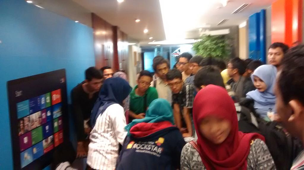 abdullah21's tweet photo. Peserta registrasi ulang  #globalazurejakarta http://t.co/cFwPIrha0P