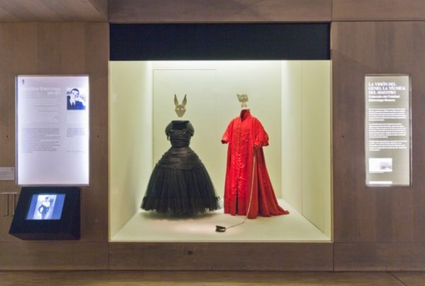 diario24horas's tweet photo. La obra de Cristóbal Balenciaga inspira a #AssaadAwad en el Museo del traje de Madrid | http://t.co/S7LrPwDDaY http://t.co/u23WuGs6I8