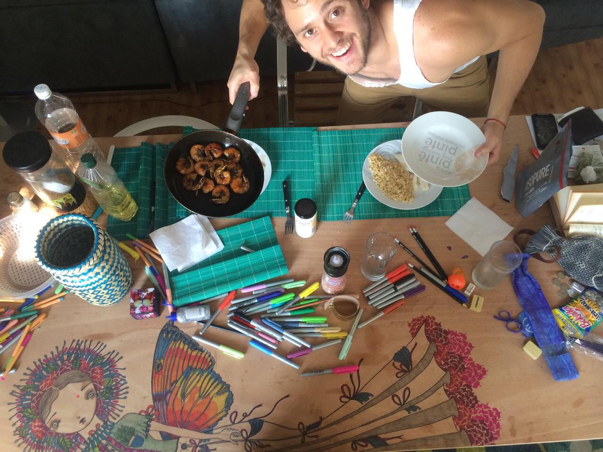 christopheruck's tweet photo. Cocinando mientras pico pinta! http://t.co/rVRQWan2sF
