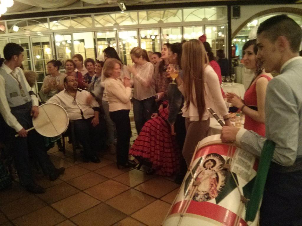 LasDunasMazagon's tweet photo. Con los #romerosdelcarmen en la Copa ofrecida tras el Pregón de la Romería de Mazagón 2015 http://t.co/borZvd4sux