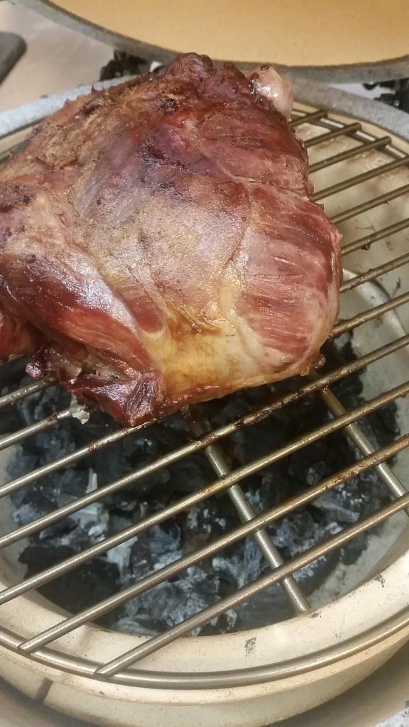 NielsNoorman's tweet photo. Lamsbout, Gekonfijt en 10 uur gegaard op de Big Green Egg @Bovenmeester1 @nijlandjuhhh @rubenmeijboom http://t.co/ZnnEef3yGz