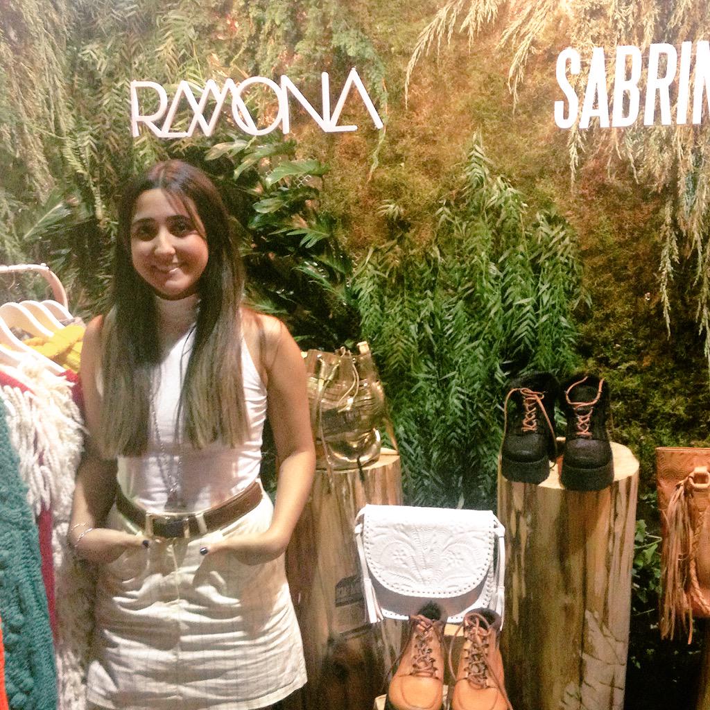 revistabla's tweet photo. Lau Almeida en su hermoso stand de Ramona y Sabrina Tach 💚🌿🌾#ItauMoweek10 #BLaEnMoweek http://t.co/1unw9OrNBO