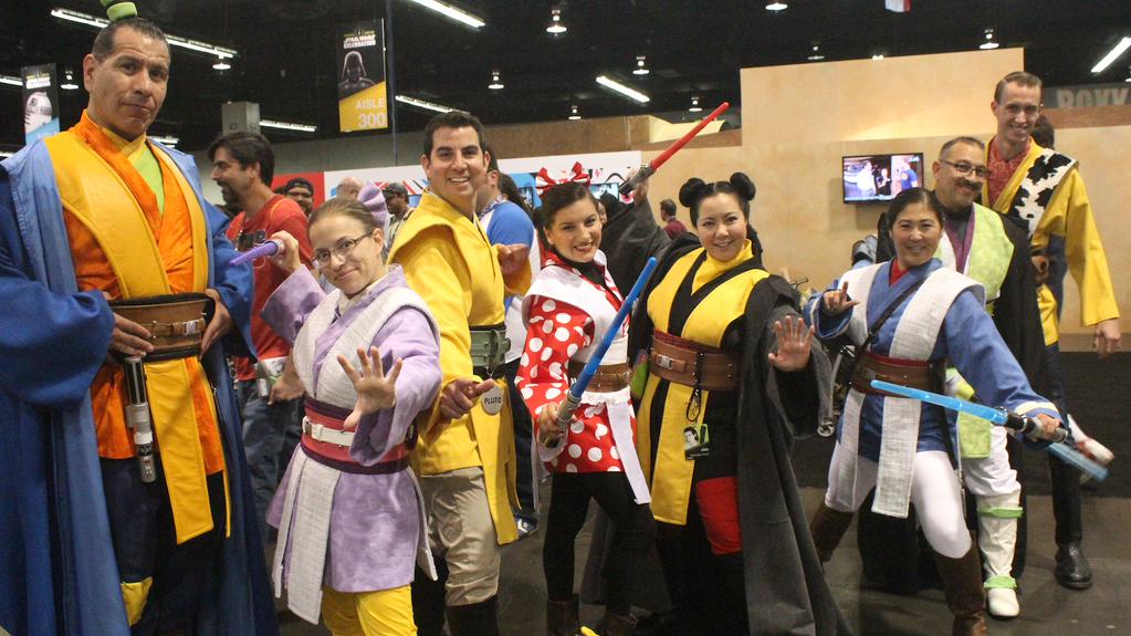 PromenadeAnahei's tweet photo. Now this is creative, #Disney x #StarWars Cosplay at the #AnaheimConventionCenter http://t.co/V3WuKkgbDs