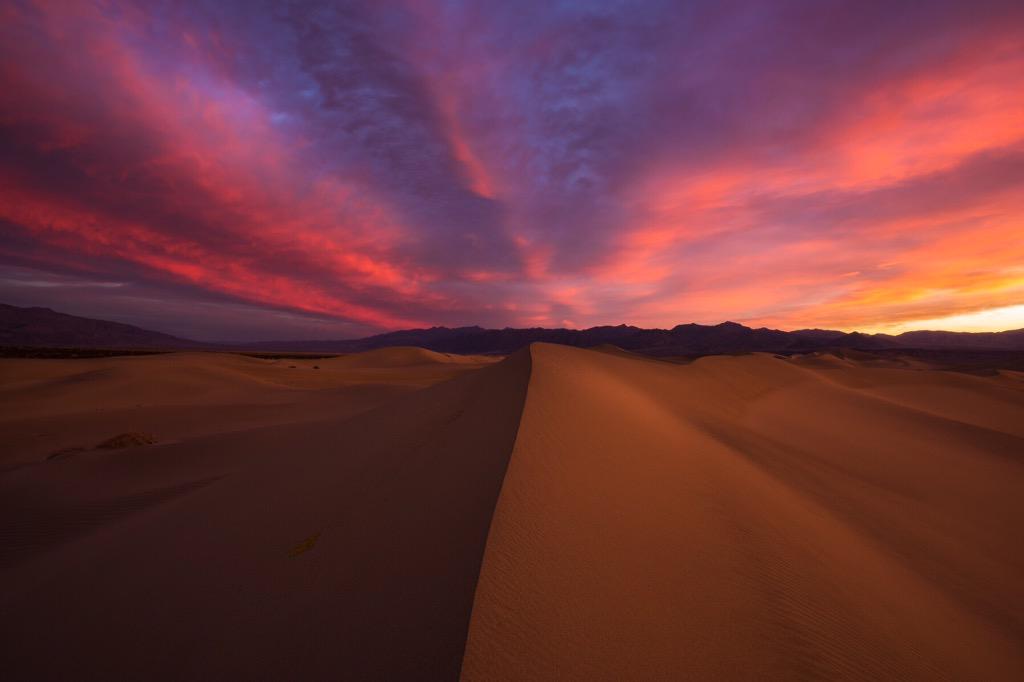 Interior's tweet photo. A fiery #sunrise over one of the hottest, driest places on Earth: @DeathValleyNPS by Mike Mezeul II http://t.co/Jh0GdQePsL