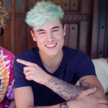 reireiluvsu's tweet photo. kian wore the same shirt for both videos this week. we see you kian 😏 #SexualSecrets http://t.co/pmLvcYp3MB