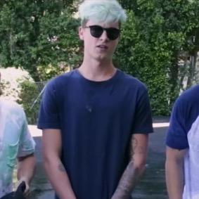 reireiluvsu's tweet photo. kian wore the same shirt for both videos this week. we see you kian 😏 #SexualSecrets http://t.co/pmLvcYp3MB