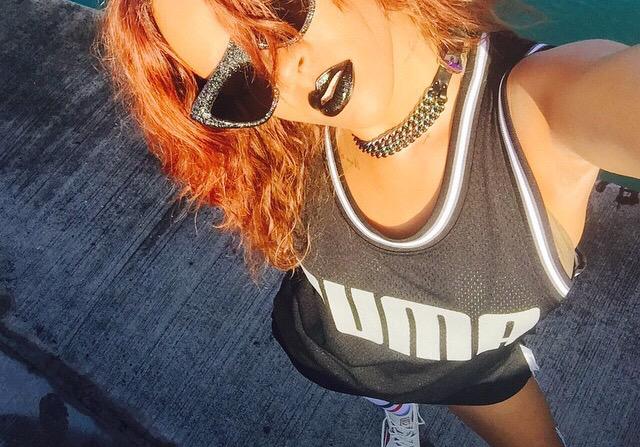 SadeS2RiRi's tweet photo. @Rihanna's selfie Game doe👌👌 #GingerGoth X @melissaforde11 http://t.co/c4HlY4ZrNE