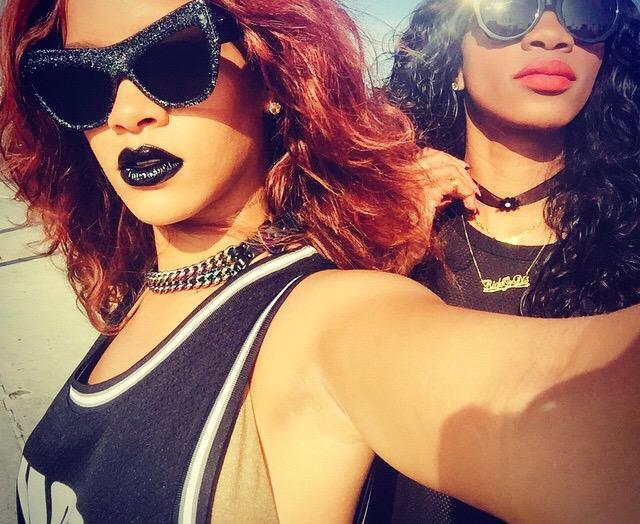 SadeS2RiRi's tweet photo. @Rihanna's selfie Game doe👌👌 #GingerGoth X @melissaforde11 http://t.co/c4HlY4ZrNE