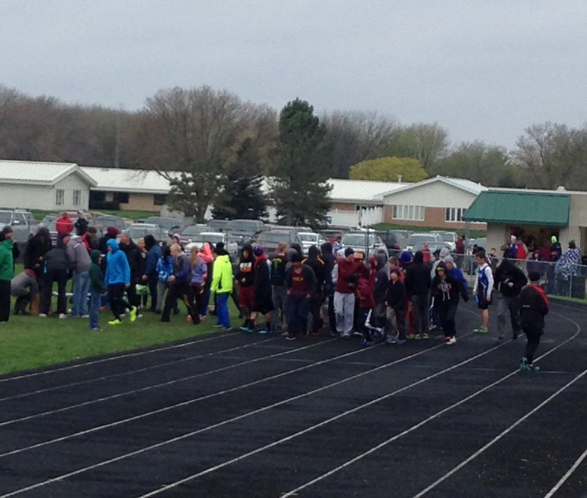 PattiStrukel's tweet image. Ahh, what a refreshing breeze at this track meet! #brrrr #MnSpring #teammittens