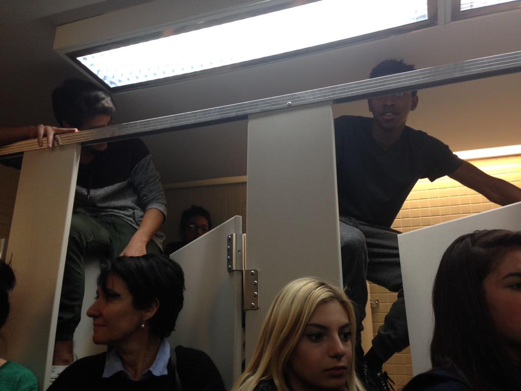 EdTheatreForum's tweet photo. This is what happens in site specific theatre! #nyusitespecific #nyusteinhardt #hallpass http://t.co/wAXIeqA87H