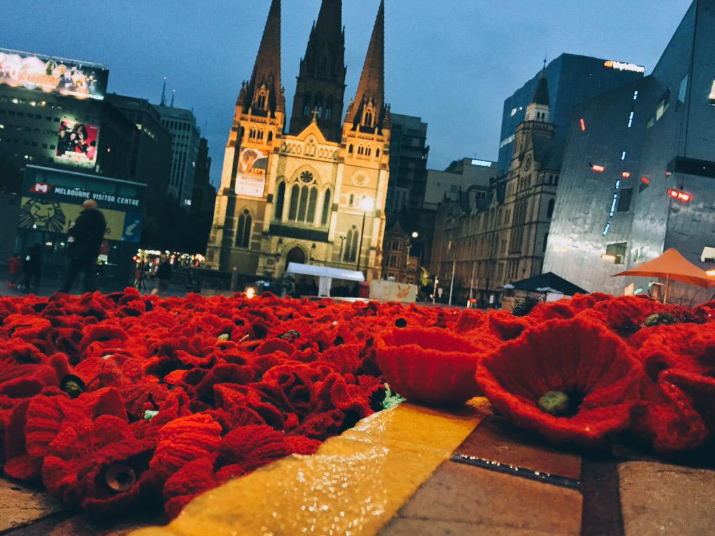 VictorianOpera's tweet photo. #LestWeForget | A sea of handmade poppies created to mark #Anzac100 has transformed Melbourne's Federation Square. http://t.co/IC1vgg6QYX