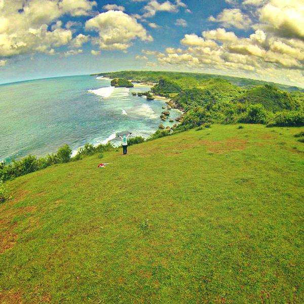 Jogja24Jam's tweet photo. Wuih!!! Puncak bukit Kosakora Gunungkidul Yogyakarta | @Kosakora_GK -@acoymubyarto http://t.co/SvWWADLED7