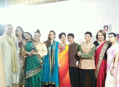 RusitaRs's tweet photo. Nempel mulu kayak prangko ahaay hahaha #KarnavalInboxWith2R http://t.co/hUD5lLe2ma
