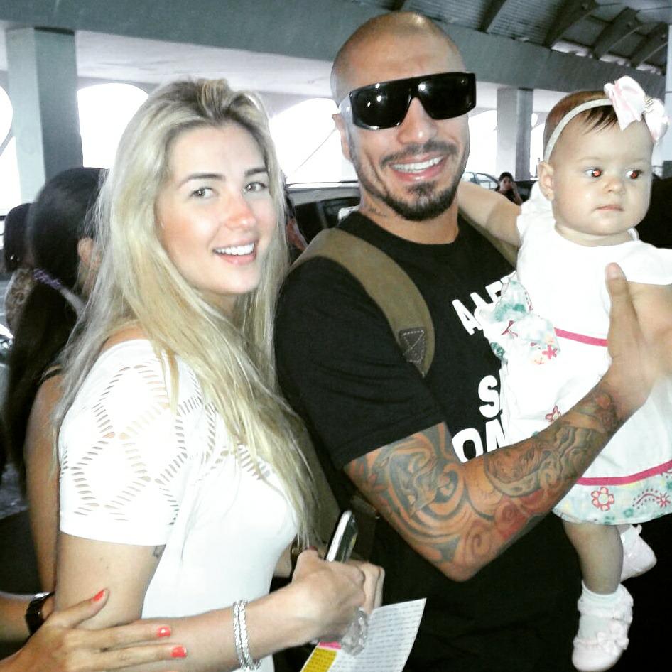 Luastar2015's tweet photo. Hoje no aeroporto de salvador minha filhota Luna com @AlineGotschalg_ e @TeamFernandoBBB lindos.♡♡♡ http://t.co/aaVK0GZ63A