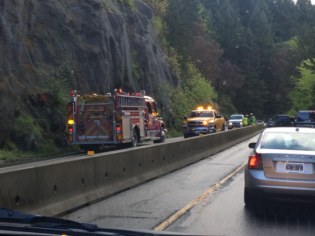 AzuneDesignCo's tweet photo. @DriveBC Not alternating traffic. S/B lane is completely blocked. http://t.co/JgzpUJLBi1