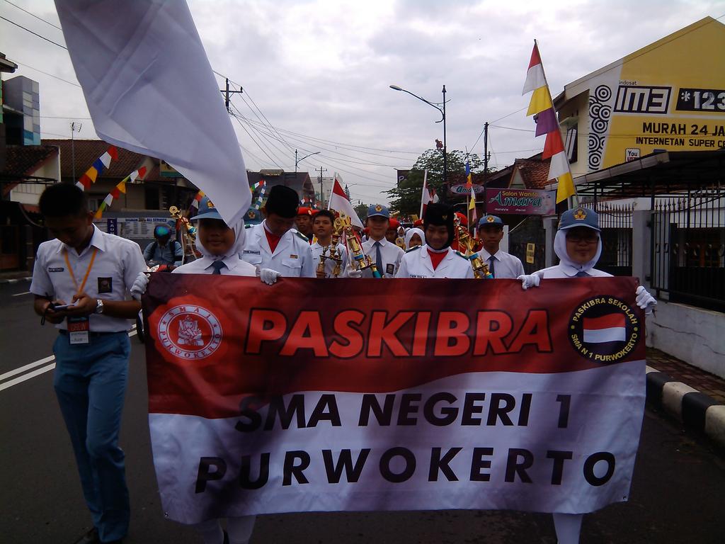 Salam PASKIBRA! Pagi ini PASKIBRA SMANSA mengikuti karnaval dalam rangka memeriahkan <a href="/smansafairpwt/">Smansa Fair 2015</a> <a href="/masuksmansa/">Masuk Smansa</a> 🎉 🎉