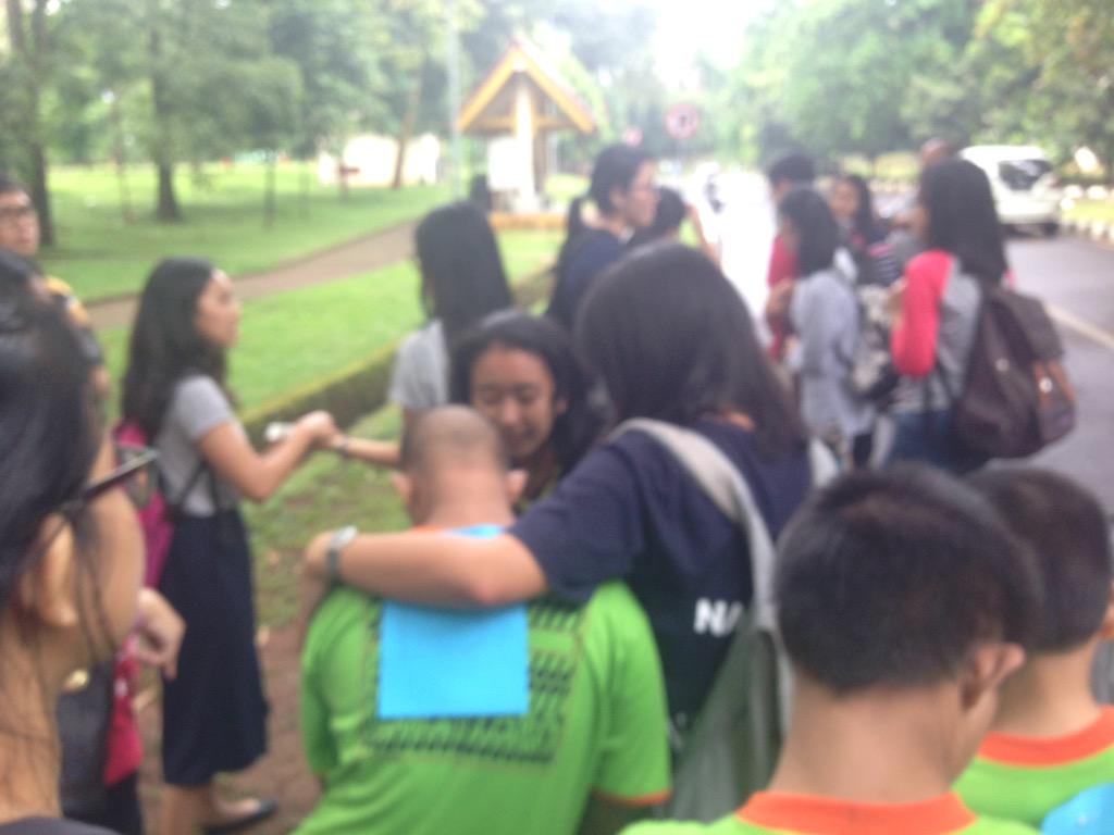 Selain jalan, kita juga saling berbagi kehangatan lho di pagi yang dingin ini:)