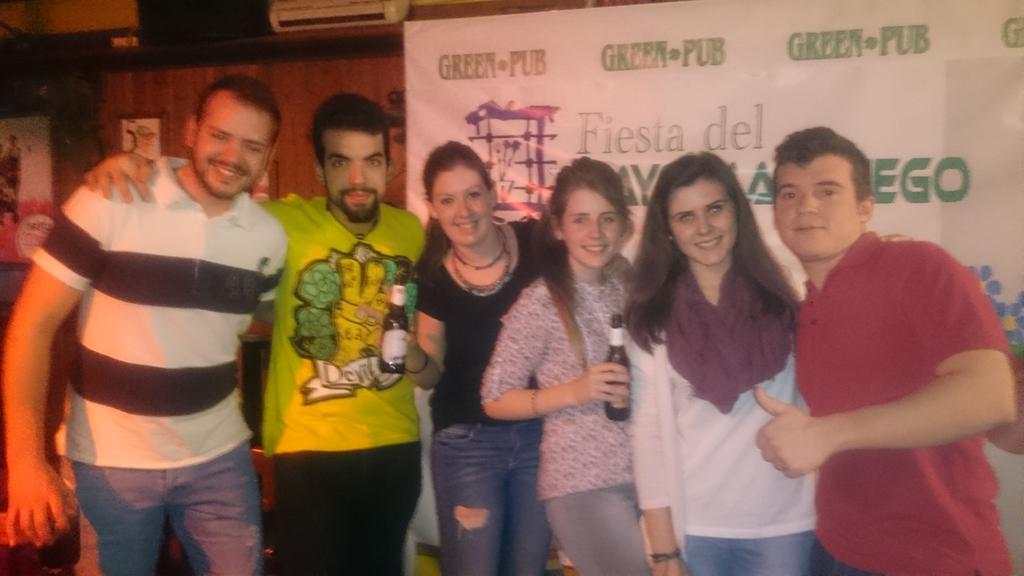 MariMed20's tweet photo. No le vuelvo a decir a @Luzz_93 que no salgo!!! Muy buen viernes!! http://t.co/iltDRtV26Q