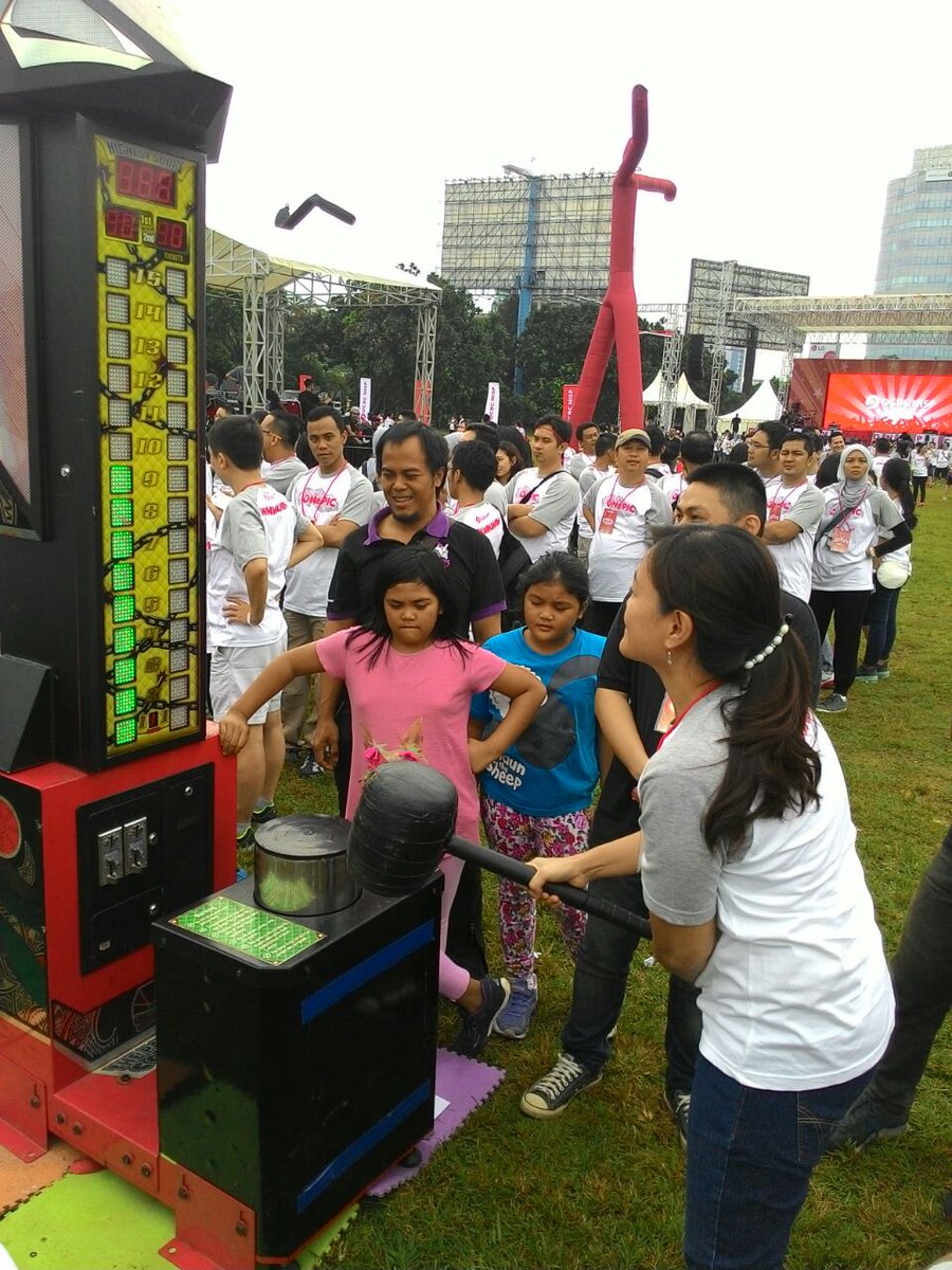 OCBC_Indonesia's tweet photo. Ini dia keseruan pagi ini di acara #ONePICDay2015 bersama segenap karyawan Bank OCBC NISP di Aldiron Jakarta http://t.co/4AuQbQ4SY2