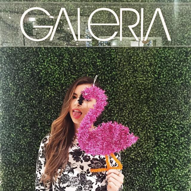 Walking into Spring with @galeriashoes and my flamingo friend.

#galeríashoes #walkintospring #plazalasamericas #ev…