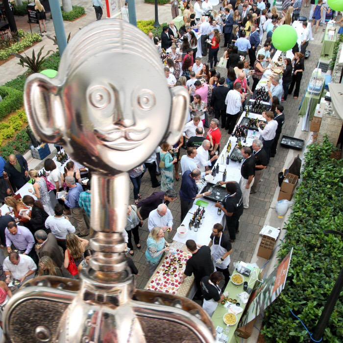 PacoTheSomm's tweet photo. I enjoyed the #veritagemiami Fine Wine Tasting event, especially those @cerdallanosycia wines! Of course, I'm biased. http://t.co/FB0hzbUslB