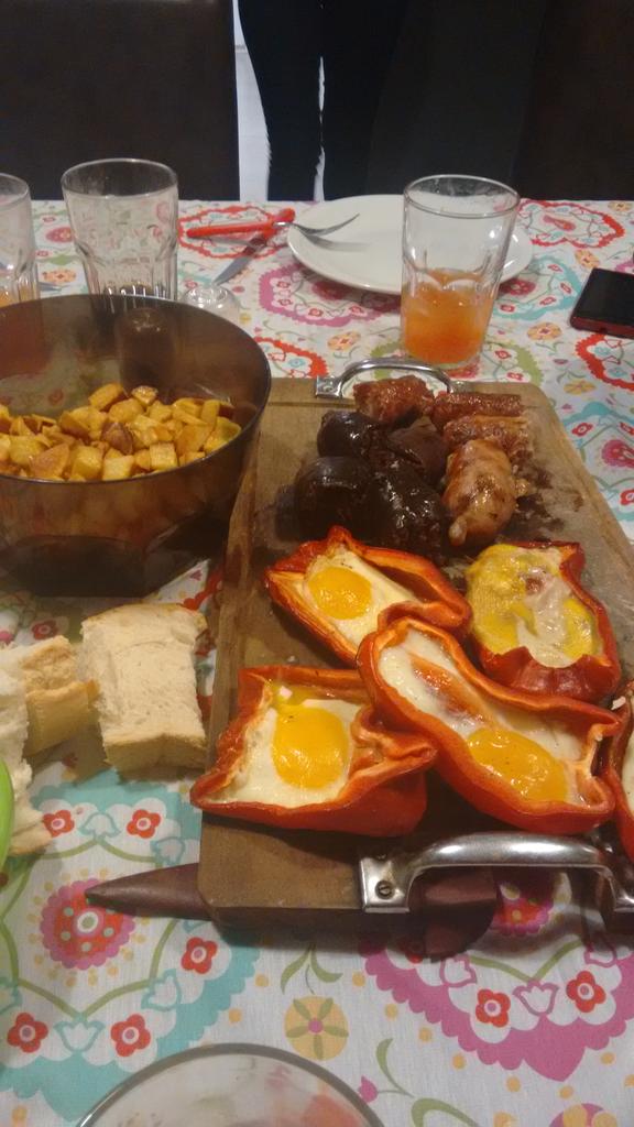 SerenaFlorencia's tweet photo. Primer plato del clásico @conrado_teje @Benjatejerina5 @DFabriFernandez @ValeNocelli http://t.co/LQueE2R0Fh