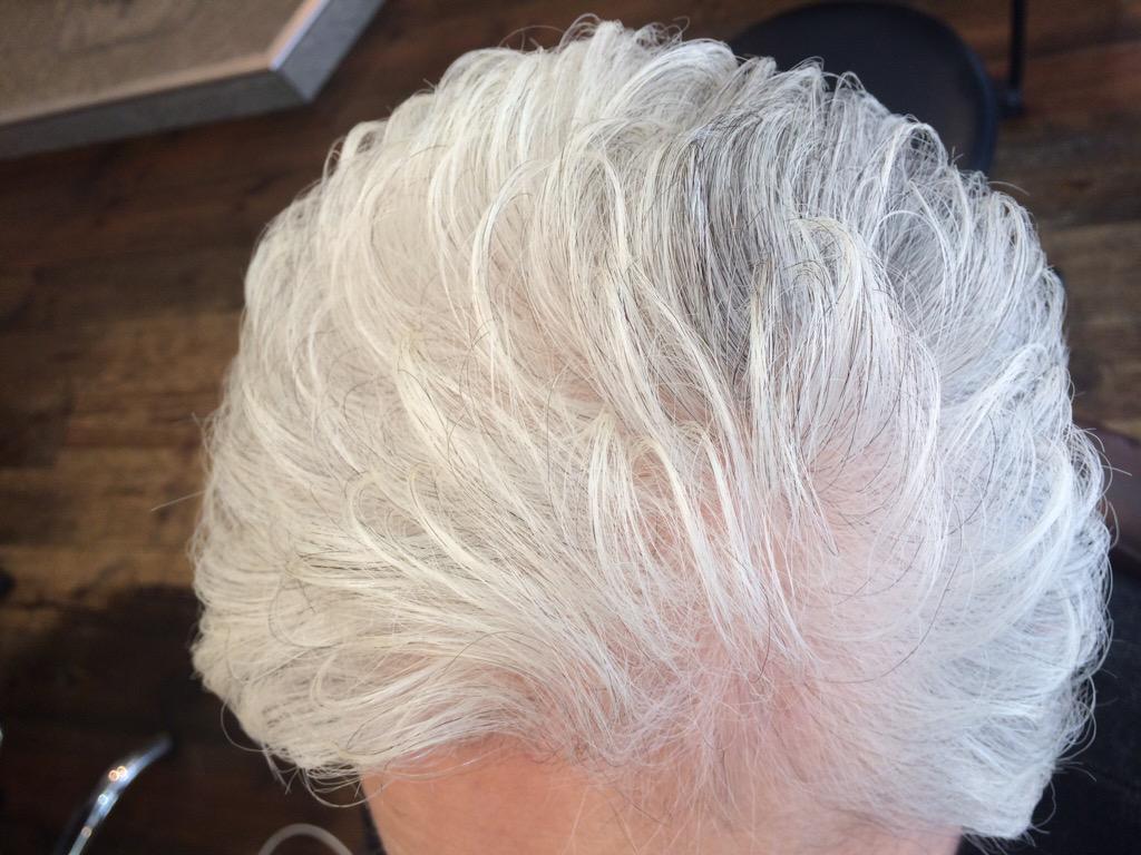 Sora Hair Design 白髪になる事は 老いる証しと思い込むのは間違っている 有名なマリーアントワネットは処刑前夜にストレスで髪が真っ白になったと言い伝えがありますが 科学的にはあり得ないとされています 美しいとは年齢とは無関係です Http T