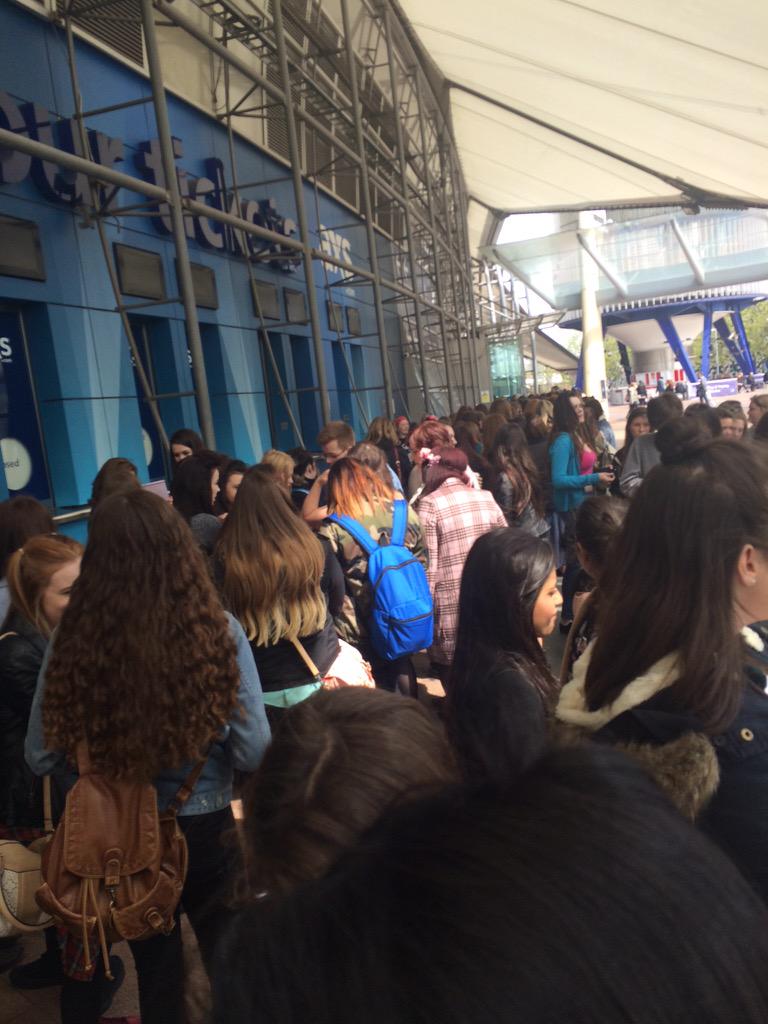 taylorperryxox's tweet photo. In line to meet @TheTide hope I get to meet @TheTideAustin @thetidedrew @TheTideLevi @thetidenate #TheTideSigning http://t.co/bL1MdYVu1B