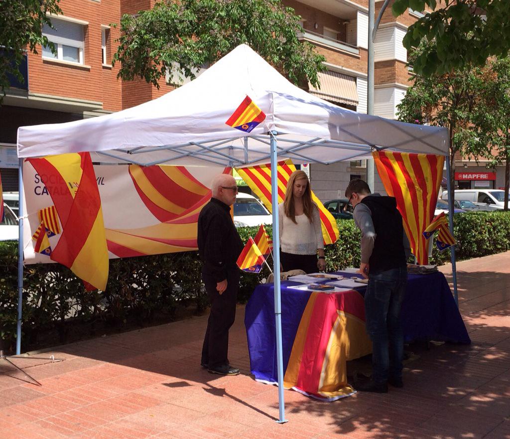 SCCBaixLlobrega's tweet photo. Carpa de Societat Civil Catalana en El Prat del Llobregat. http://t.co/7cQPXobzwp