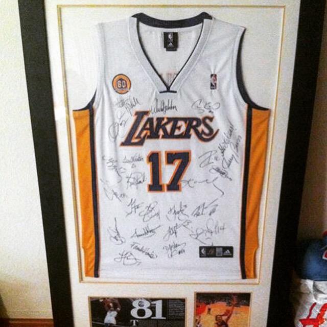 _phylliest's tweet photo. A new piece for my collection! @JeanieBuss #lakers #60thanniversary #teamsigned #ownerssigned #coachessigned http://t.co/5tW08SXyTE