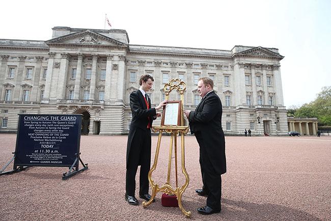 hellomag's tweet image. The easel confirming the #royalbaby 's arrival has been placed at #BuckinghamPalace : bit.ly/1KCh0Cs