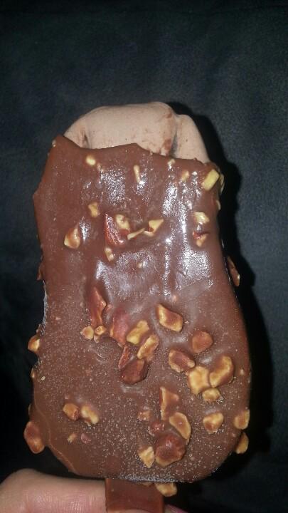 Testingirl's tweet image. Une petite glace Chocolat choc amande en dessert... trop dur ! #HaagenDazs  #styleinside