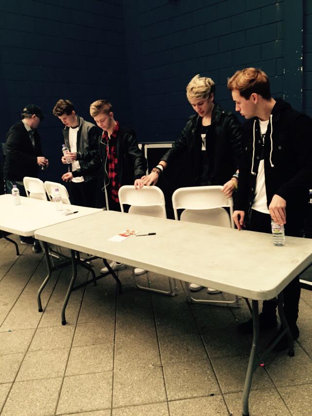 elliemallard_'s tweet photo. @TheTide #TheTideAtTheO2 #TheTideSigning http://t.co/UYPDuZihpw