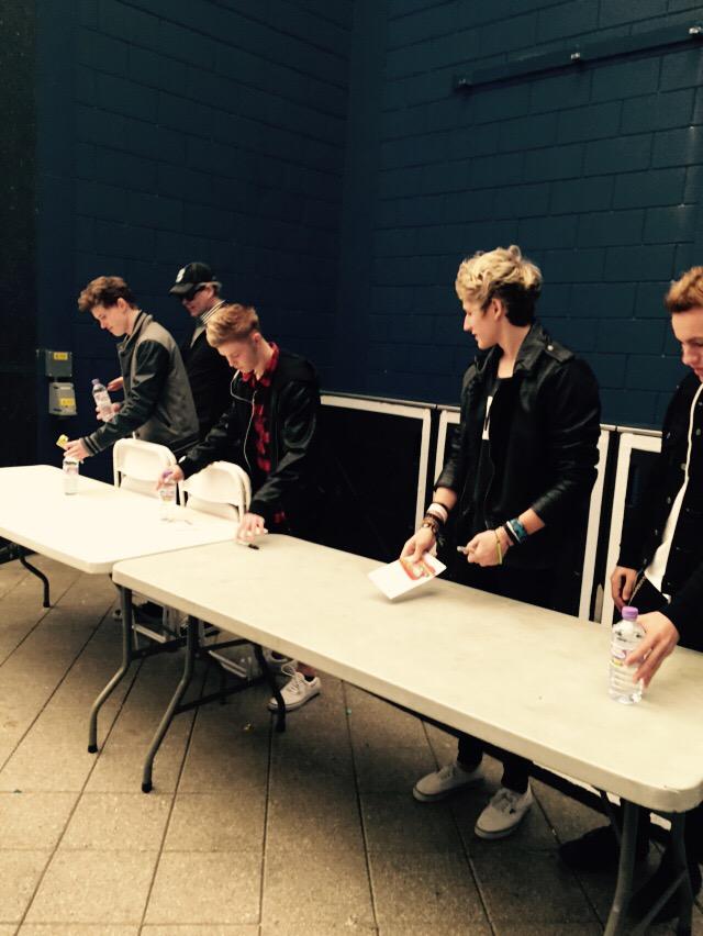 elliemallard_'s tweet photo. @TheTide #TheTideAtTheO2 #TheTideSigning http://t.co/UYPDuZihpw