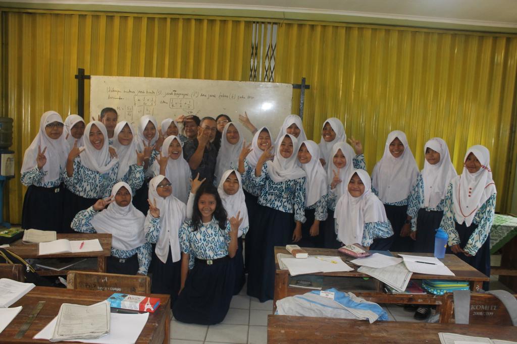 Grade88Official's tweet photo. W/ pak hery \m/ #Latepostsangat http://t.co/9NxOBYJMtV