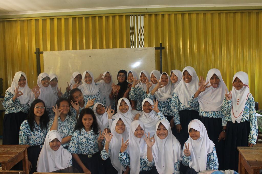Grade88Official's tweet photo. W/ mrs. Endah \m/ #Latepostsangat http://t.co/M10jlGWNb8