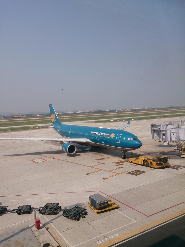 zinco's tweet photo. ワイのＧＷが始まったぜぃ！
ハノイ空港~！！ http://t.co/X0X3Z9VWVl