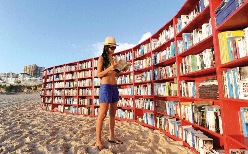 DukaKofi's tweet photo. Bookshelves on Bondi Beach near Sydney http://t.co/D8Js4NU6tr