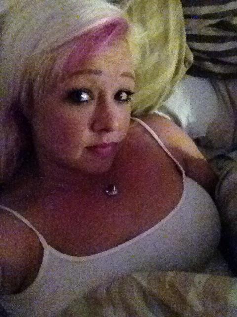 hannahjacklin's tweet photo. Looking like I've gt brown eyes n nt blue #weird #looksstrange http://t.co/vMIp9vDve4